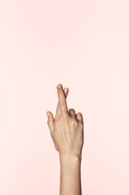 kadının yapması kısmi görünümünü parmak hareketi, pembe arka plan izole geçti 