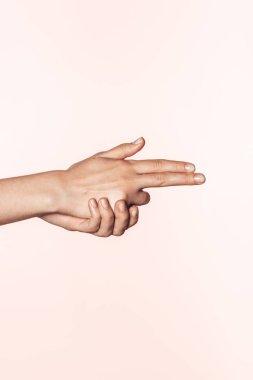 Kadın el şeklinde pembe arka plan izole silah şeklinde kırpılmış görüntü