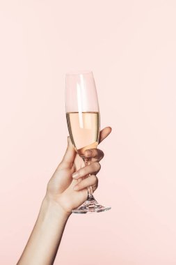 kırpılmış kadeh şampanya cam, pembe arka plan izole tezahürat kadın 
