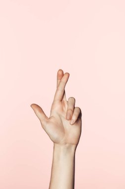 kadının yapması kırpılmış görüntü parmak hareketi, pembe arka plan izole geçti