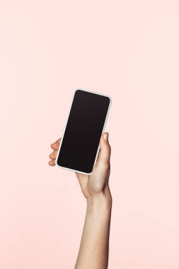 boş ekran, pembe arka plan izole ile smartphone tutan kadın kırpılmış görüntü 