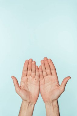 adamın üzerinde mavi arka plan izole açık avuç içi gösterilen kırpılmış görüntü 
