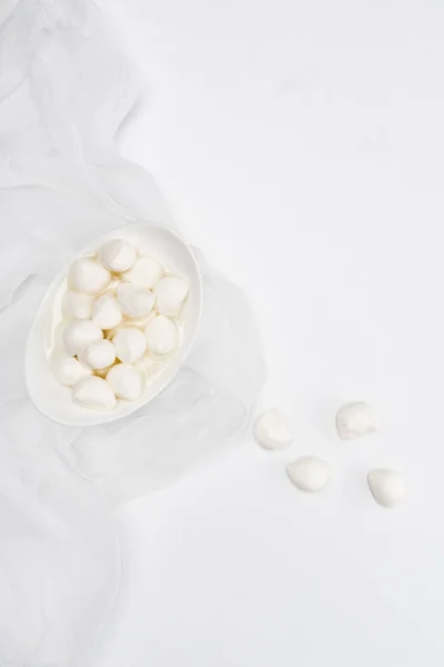Vista Superior Queso Mozzarella Cuajada Superficie Blanca — Foto de Stock