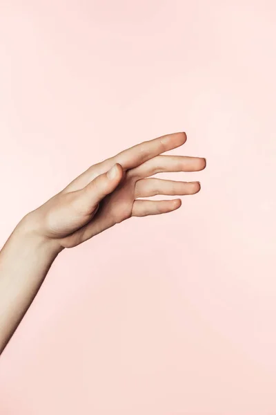 女性在粉红色背景下用手指着手势的裁剪图像 — 图库照片