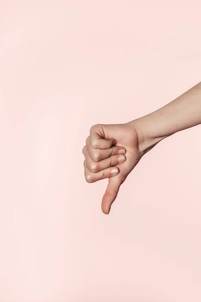 裁剪拍摄的女人做拇指向下手势隔离粉红色背景 — 图库照片