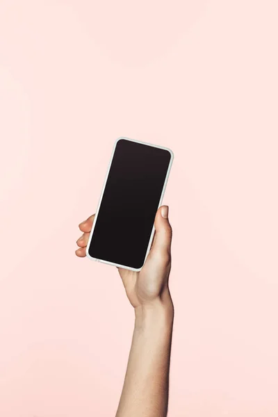 Обрезанное Изображение Женщины Держащей Смартфон Чистым Экраном Изолированы Розовом Фоне — стоковое фото