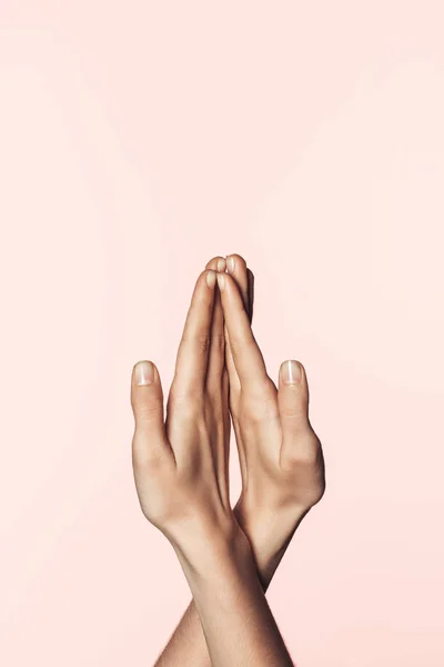 Imagem Recortada Mulher Gesticulando Por Mãos Isoladas Sobre Fundo Rosa — Fotografia de Stock