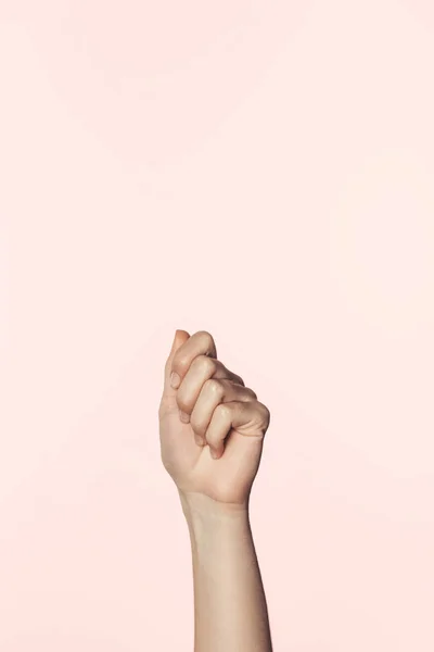 Tiro Recortado Mulher Gesticulando Mão Isolado Fundo Rosa — Fotografia de Stock