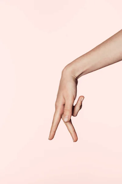 裁剪图像的妇女显示两个手指向下孤立的粉红色背景下的手势 — 免费的图库照片