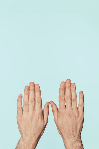 Обрізане Зображення Чоловічих Рук Ізольовано Синьому Фоні — стокове фото