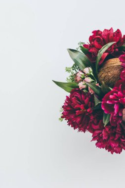 floristik buket pembe peonies, gül ve Hindistan cevizi ile üstten görünüm beyaz kopya alanı ile