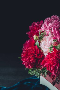 güzel pembe şakayık buket koyu kumaş üzerine