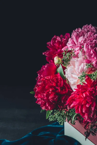 Lindo Buquê Peônia Rosa Pano Escuro — Fotografia de Stock