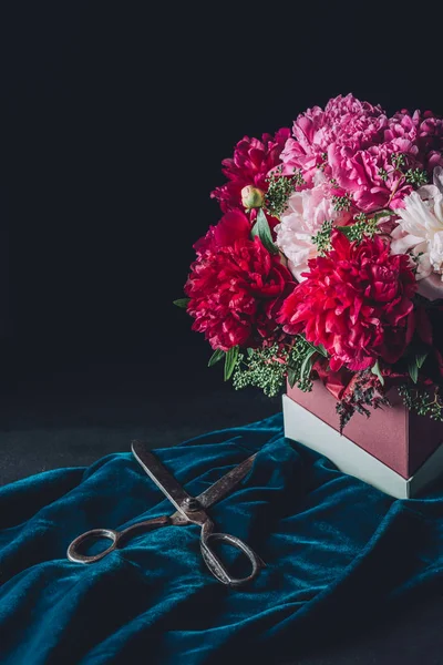 Buchet Floral Bujori Roz Frumoși Foarfece Fundal Întunecat — Fotografie de stoc gratuită