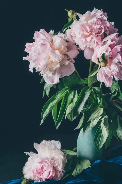 暗い背景の上に花瓶の光ピンクの牡丹の美しい花束 — ストック写真