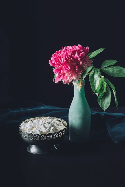 Peony Flower Vase Vintage Bowl Sweet Marshmallows Dark Background — Stock Photo, Image