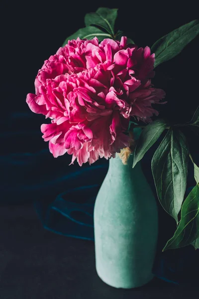 Gran Flor Peonía Rosa Jarrón Sobre Fondo Oscuro — Foto de stock gratuita