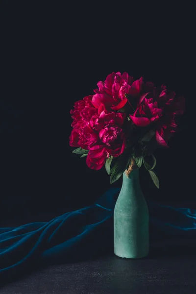 Csokor Rózsaszín Pünkösdi Rózsa Vázában Sötét Háttér — Stock Fotó
