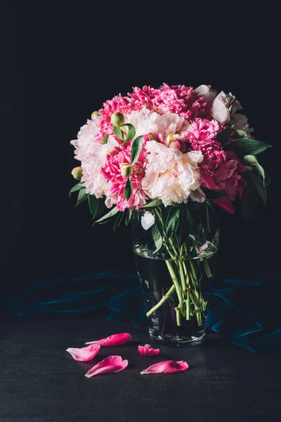 Mooi Boeket Van Roze Pioenrozen Een Glazen Vaas Donkere Achtergrond — Stockfoto