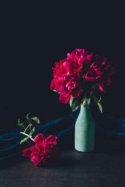 暗い背景の上に花瓶にピンクの牡丹のお祝い花束 — ストック写真