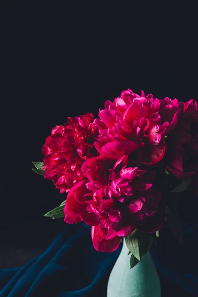 Bouquet Beautiful Pink Peonies Vase Dark Background — Free Stock Photo