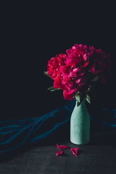 Ramo Hermosas Flores Peonía Jarrón Sobre Fondo Oscuro —  Fotos de Stock