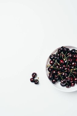 Beyaz arka plan üzerinde kase taze olgun tatlı kiraz üstten görünüm