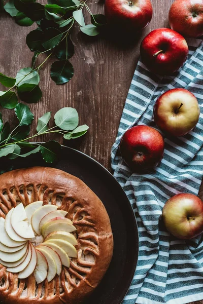 Flat Lay Arranged Homemade Apple Pie Fresh Apples Green Leaves — Stock Photo, Image