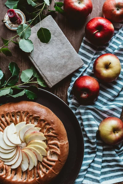 Flat Lay Arranged Homemade Apple Pie Fresh Apples Notebook Linen — Stock Photo, Image