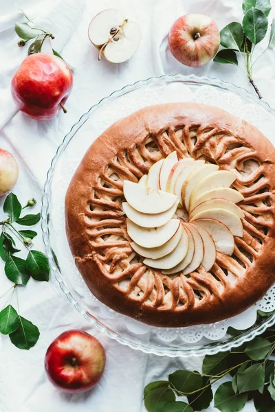 Top View Arranged Apple Pie Fresh Apples Green Leaves White — Stock Photo, Image