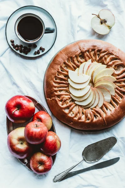 Plat Étendre Avec Une Tasse Café Tarte Aux Pommes Pommes — Photo gratuite
