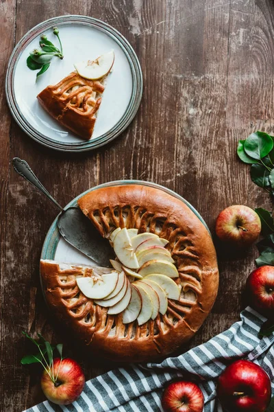 Flat Lay Com Pedaço Torta Maçã Caseira Servidor Bolo Maçãs — Fotografia de Stock