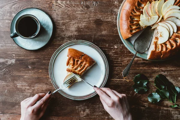 Cropped Shot Woman Cutting Piece Apple Pie Plate Wooden Surface — Stock Photo, Image