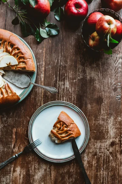 Rata Berbaring Dengan Sepotong Pie Apel Buatan Sendiri Sendok Garpu — Foto Stok Gratis
