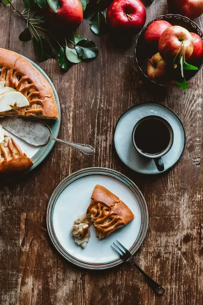 Flat Lay Com Xícara Café Pedaço Servido Torta Maçã Caseira — Fotos gratuitas