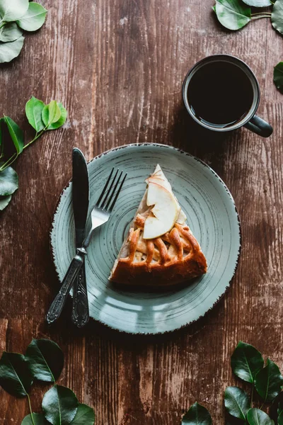 Vedere Sus Bucății Plăcintă Mere Ceașcă Cafea Frunze Verzi Aranjate — Fotografie, imagine de stoc