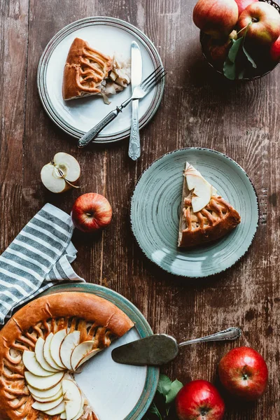 Leigos Planos Com Pedaços Torta Maçã Pratos Talheres Maçãs Frescas — Fotografia de Stock