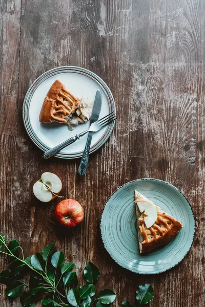 Flache Lage Mit Apfelkuchenstücken Auf Tellern Besteck Und Frischen Äpfeln — Stockfoto
