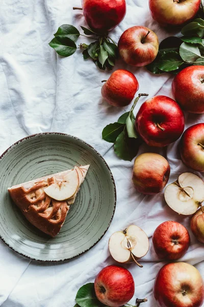 Top View Arrangement Piece Apple Pie Plate Fresh Apples White — Stock Photo, Image