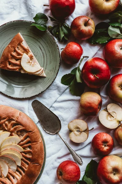 케이크 신선한 사과와 화이트 식탁보에 나뭇잎 — 스톡 사진
