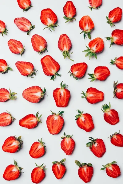 Modèle Avec Délicieuses Fraises Fraîches Coupées Deux Sur Blanc — Photo