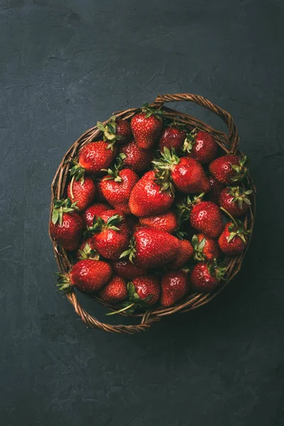 Vista Superior Fresas Dulces Frescas Maduras Canasta Mimbre Sobre Negro — Foto de Stock