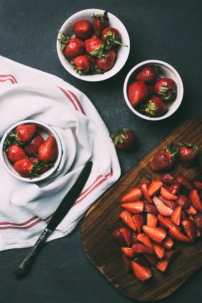 Vista Superior Fresas Enteras Maduras Cuencos Fresas Rodajas Sobre Tabla — Foto de Stock