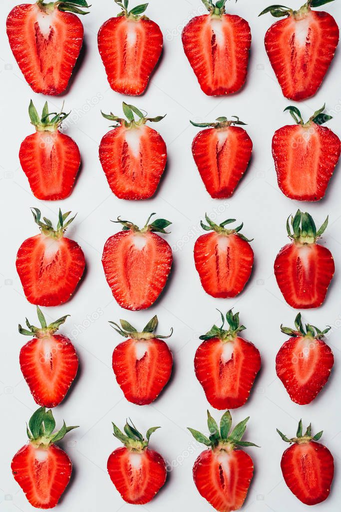 seamless pattern made of ripe fresh sliced strawberries on white 