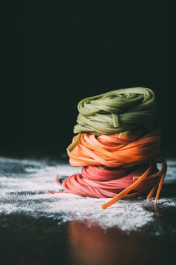 closeup çekim yığını çiğ renkli tagliatelle makarna un tarafından kapalı tablo 