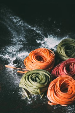 çiğ renkli tagliatelle makarna closeup görünümünü tarafından un kaplı tablo 