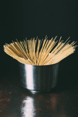 siyah arka plan üzerine tavada ham spagetti görünümü kadar kapatın 