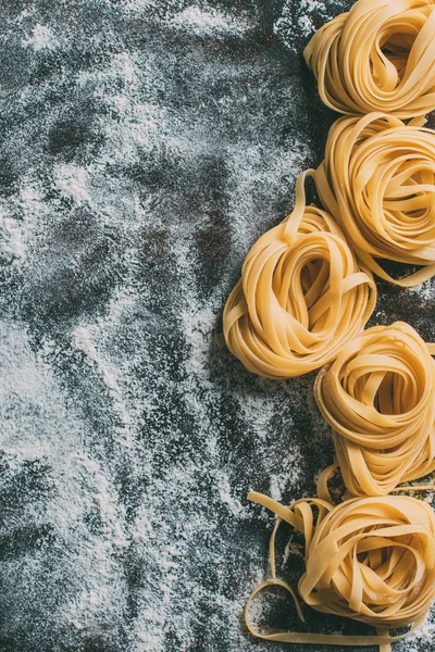 Ylhäältä Näkymä Raaka Tagliatelle Pasta Pöydälle Kattaa Jauhot — kuvapankkivalokuva