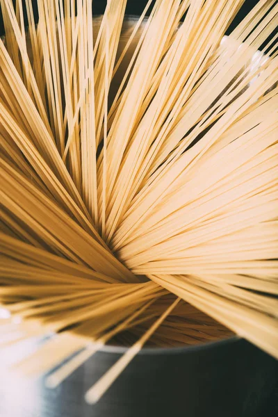 Closeup Shot Raw Spaghetti Pan Tabletop — Free Stock Photo