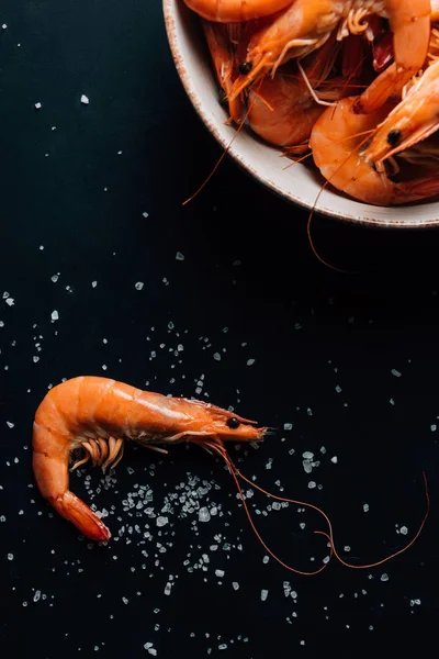 Top View Plate Shrimps Dark Table Salt — Stock Photo, Image